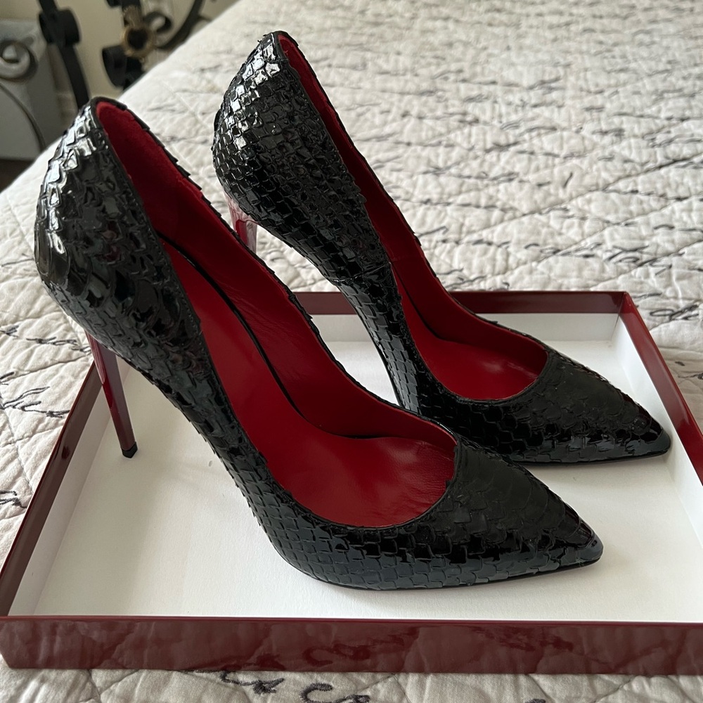 REAL ITALIAN LEATHER—Elegant Black Textured Heels with Red Interior—-NWOT